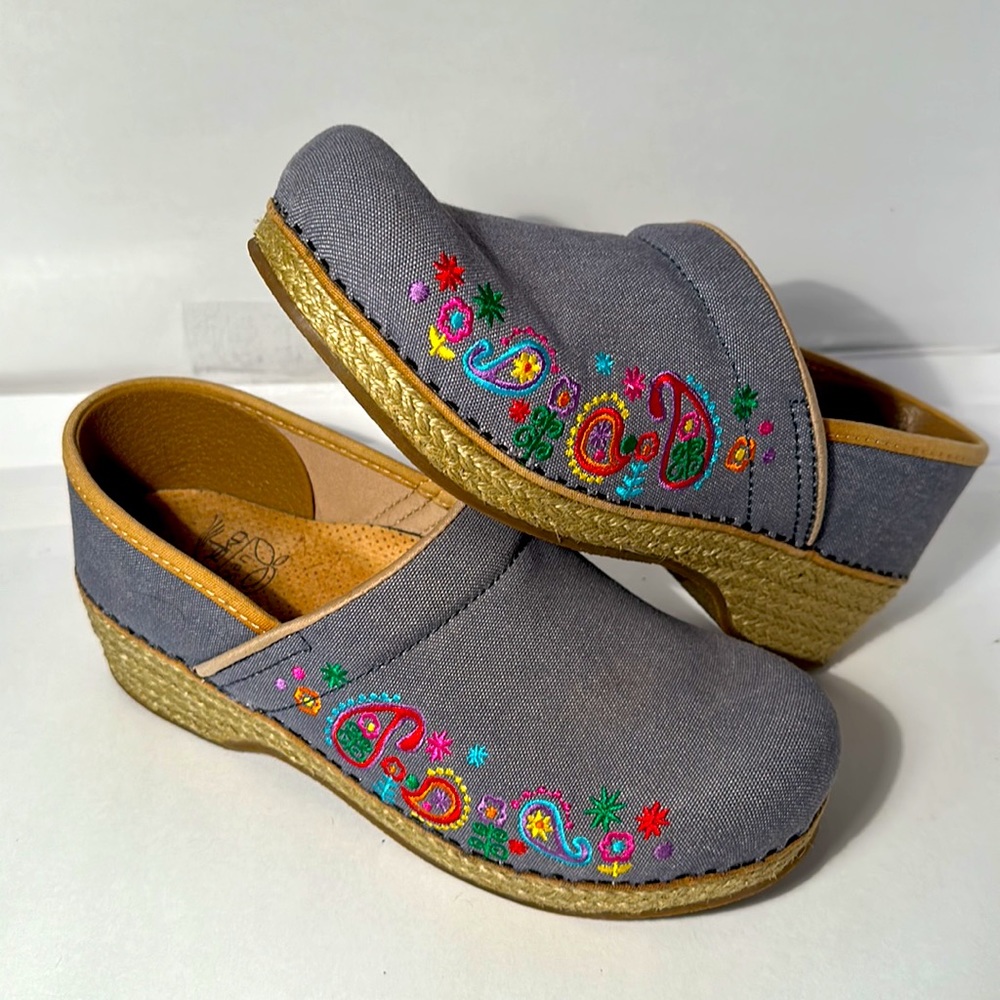 Dansko Jute Floral Embroidered Canvas Clogs Comfort Walking